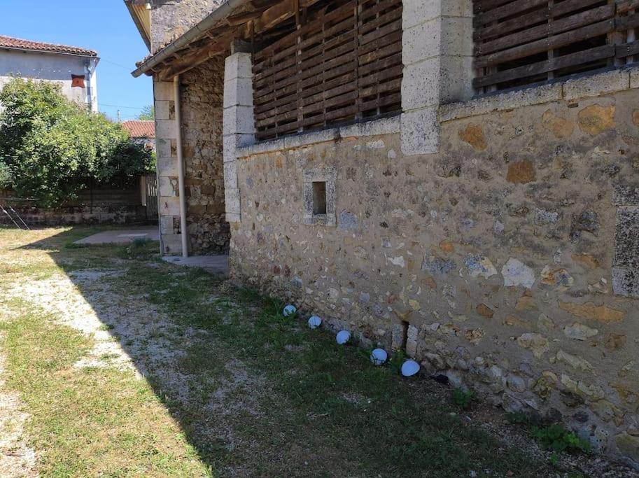 Maison De Campagne, Bulle De Verdure Montbron Экстерьер фото