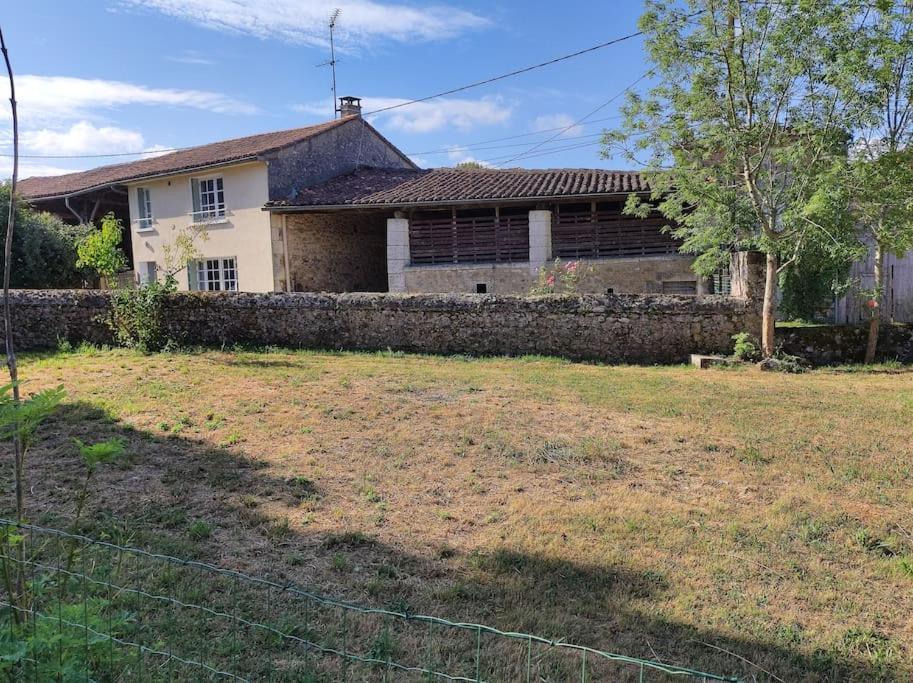 Maison De Campagne, Bulle De Verdure Montbron Экстерьер фото